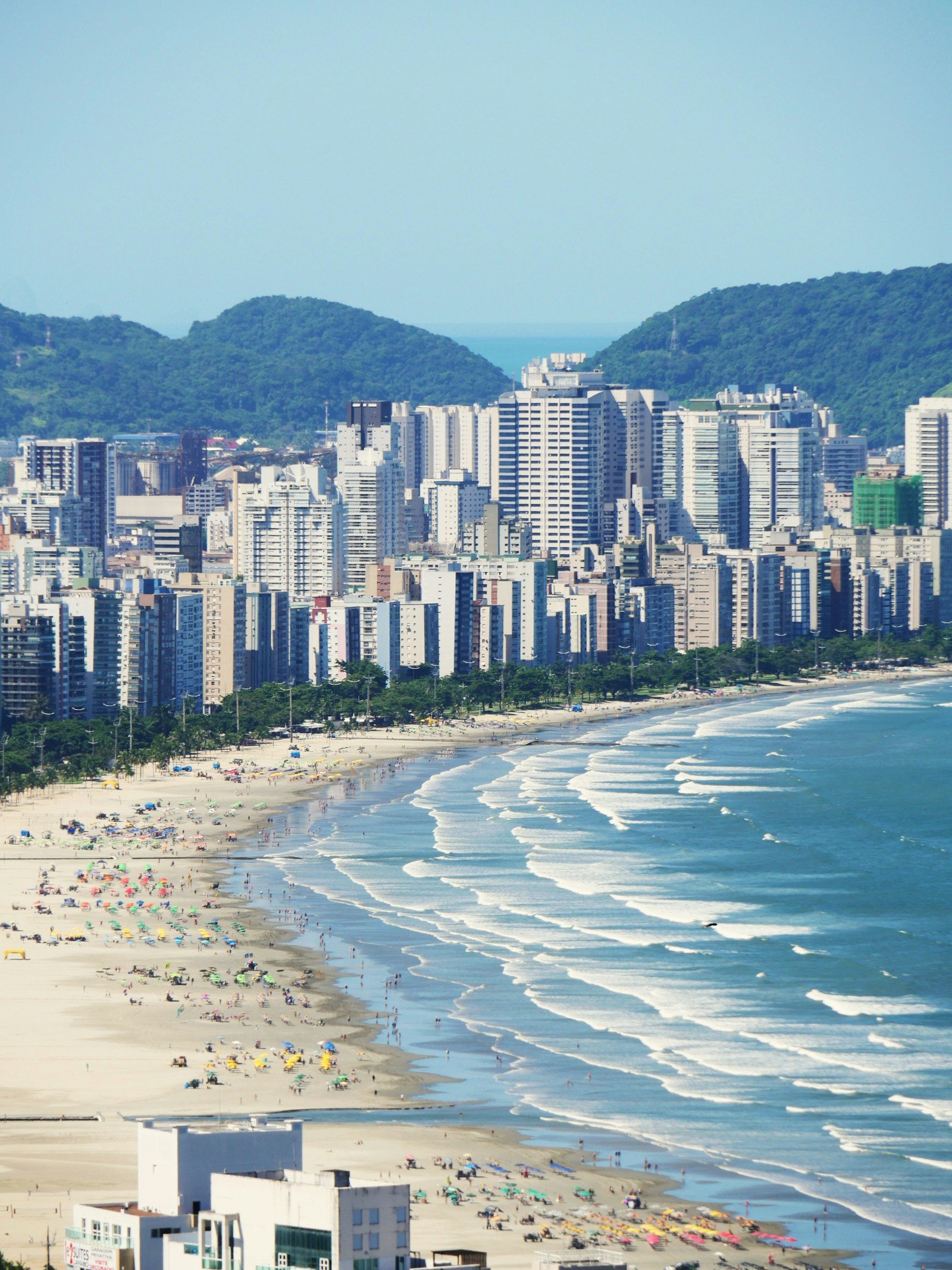 Praia Grande vista do alto com predios e mar